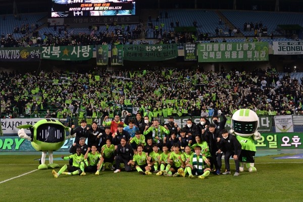 최다 관중을 기록한 6일 경기 종료 후 전북 현대 선수들(사진=전북 현대 모터스 제공)
