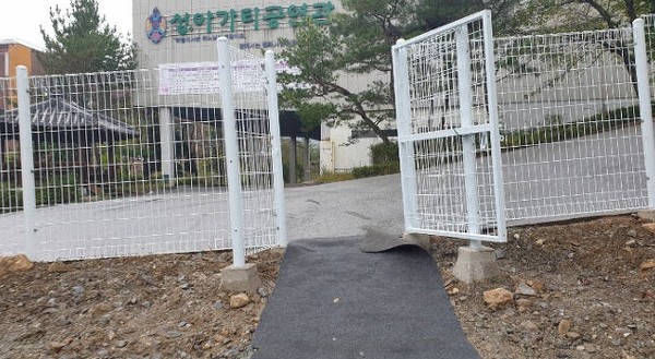 전주예술중‧고등학교 진입로가 한 달여 동안 막혀 있다.