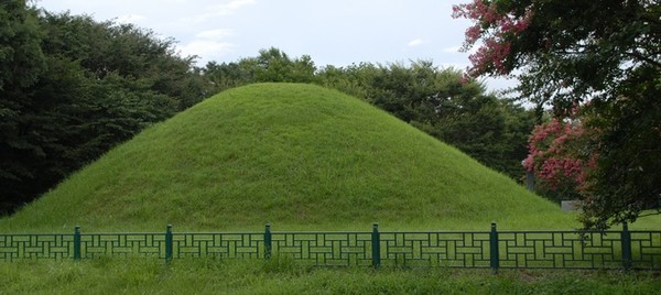 충남 논산시 연무읍 금곡리에 위치한 견훤왕릉