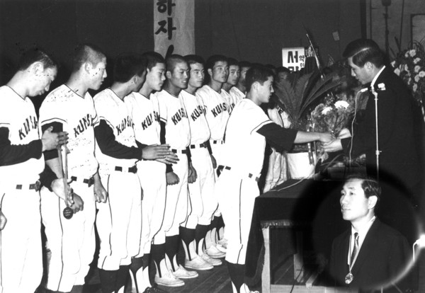 군산 제일극장에서 열린 제52회 전국체전 우승 환영식(1971년 가을, 출처: 군산 야구 100년사)