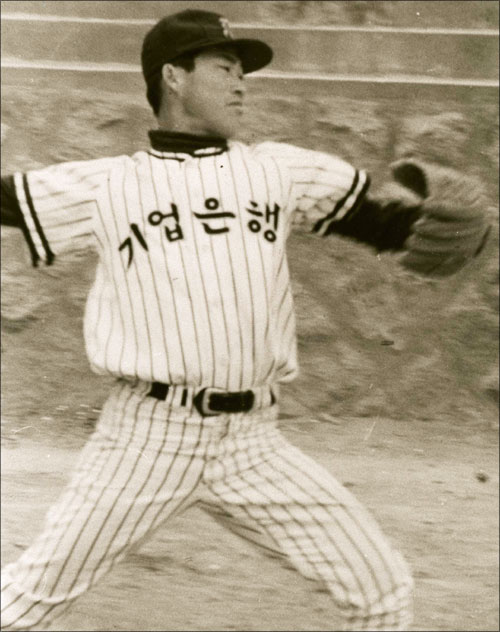 기업은행 에이스 시절 최관수 감독의 투구 폼(1960년대, 출처: 군산 야구 100년사)
