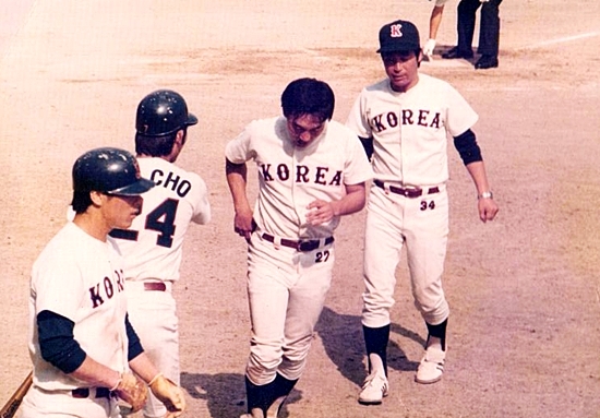 홈런을 날리고 환영 받으며 대기석으로 들어오는 김봉연 선수(출처: 군산 야구 100년사)