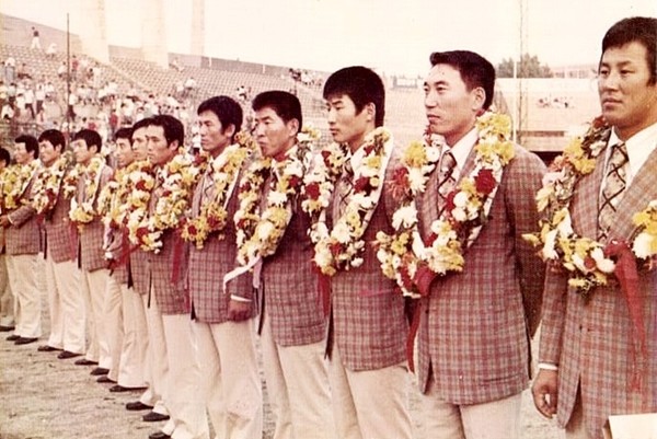 국가대표 환영식 모습(오른쪽에서 두 번째 김봉연, 출처 : 군산 야구 100년사)