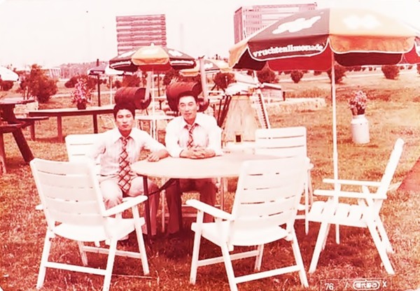 국가대표 시절 미국에서 군산상고 선배인 김봉연 선수와 함께(출처: 군산 야구 100년사)