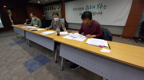 전북기자협회의 '2021 전북기자상' 출품작을 심사위원들이 심사하고 있는 모습(전북기자협회 제공)