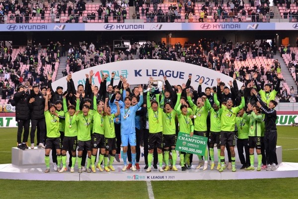 프로축구 전북 현대 모터스 축구단이 5일 전주월드컵경기장에서 한국 프로축구의 새 역사를 썼다.  