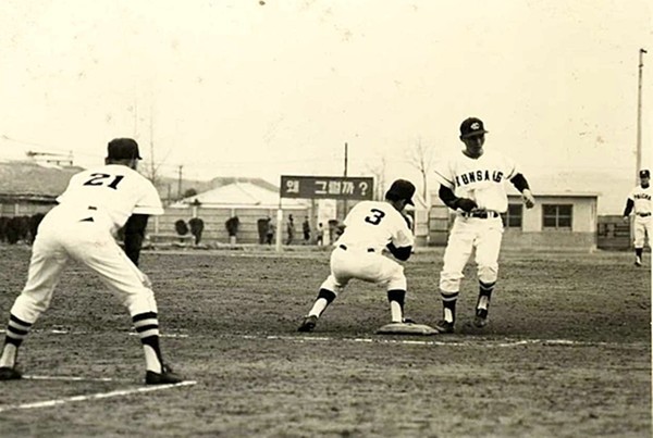 1970년대 운동장에서 연습하는 군산상고 선수들(출처: 군산 야구 100년사)