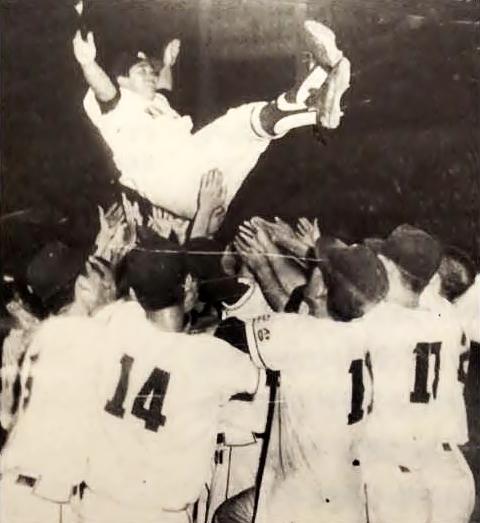 1972년 황금사자기 우승 후 최관수 감독을 헹가래치는 군산상고 선수들(출처 한국야구사)