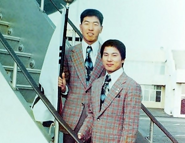 상업은행 선수 시절(1975년) 태극 마크를 달고 이선희 선수와 미국행 비행기에서(출처: 군산 야구 100년사)