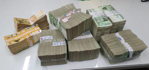 ‘김달봉’이라는 가명을 쓴 독지가가 기탁한 현금 다발(부안군 제공)