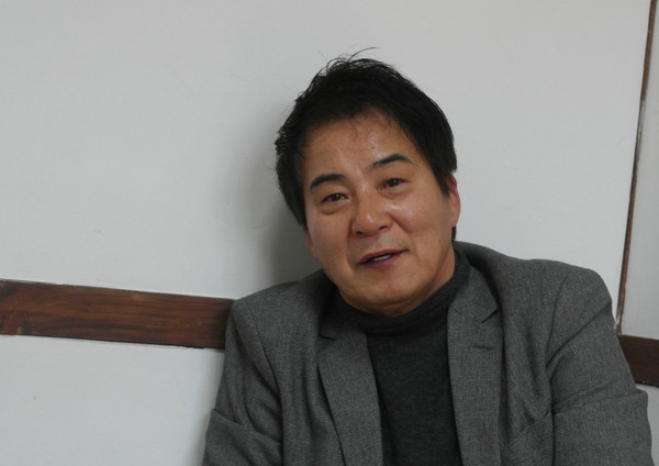 기자와 인터뷰하는 원조 대도 김일권