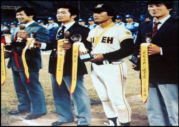               1983년 시즌 도루왕에 오른 김일권 선수(오른쪽에서 두 번째)(출처: 군산 야구 100년사)