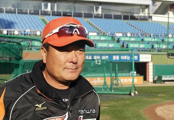 기자와 인터뷰하는 ‘기록의 사나이’ 김성한(출처: 군산 야구 100년사)