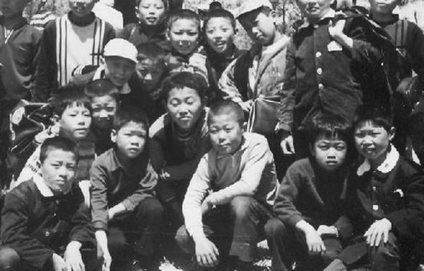 초등학교 소풍 기념사진(가운데 까까머리 학생이 김성한)