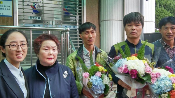 삼례 나라슈퍼 사건 재심 공판 후 억울한 세 청년들과 함께 사진 찍은 박영희 씨(좌측 두 번째)와 딸 백선경 변호사(맨 좌측). 당시 박 씨와 백 변호사는 억울한 옥살이를 한 세 청년의 무죄 입증을 위해 헌신했다.  