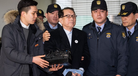 김기춘 전 대통령 비서실장이 2017년 1월 24일 서울 강남구 대치동 특검사무실에 소환되고 있다