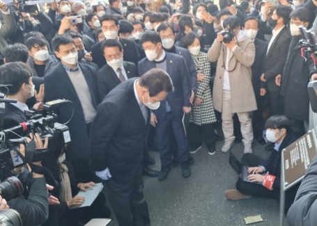 고 이세종 열사 추모비 대신 바닥 표지석에 서서 묵념하고 있는 윤석열 후보. 