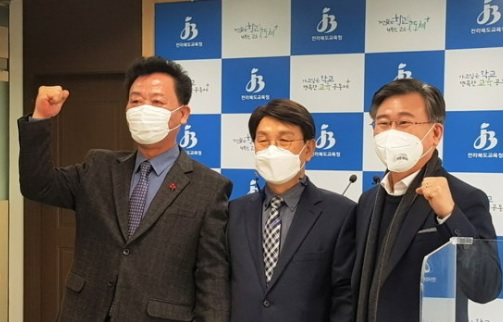이항근 전 전주교육장, 차상철 전 전교조전북지부장, 천호성 전주교대 교수는 23일 전북도교육청에서 공동 기자회견을 열고 단일 후보 재추진 의지를 밝혔다.
