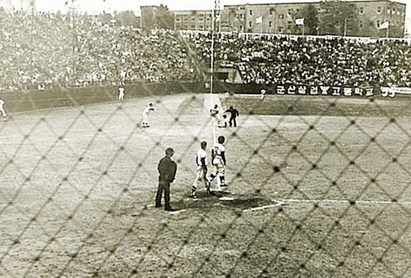 제10회 대통령배 야구 결승전이 열리는 서울운동장 야구장(출처: 군산 야구 100년사)
