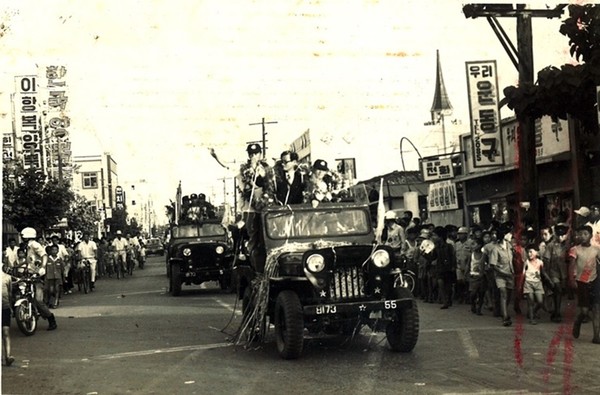 군산상고 선수들 환영 카퍼레이드(중앙로 2가 개복동 교회 앞에서, 출처: 군산 야구 100년사)