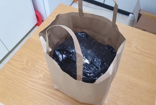 '이름 모를 기부 천사'가 지난 3일 부안군에 전달한 현금 가방.