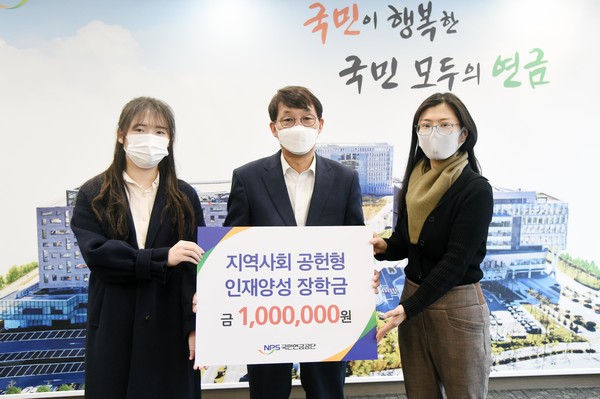 사진 왼쪽부터 대학생 대표(김현진), 국민연금공단(기획이사 박정배), 대학원생 대표(마은정)