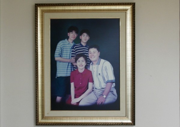 김성한 코치 아파트 거실에 걸린 가족사진