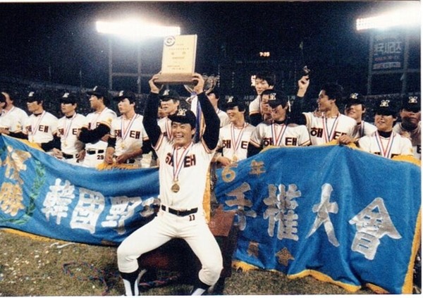 1986한국시리즈 우승패를 치켜들고 기뻐하는 김성한 선수