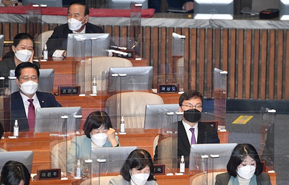 지난해 11월 11일 오후 서울 여의도 국회에서 열린 제391회 국회 제 11차 본회의에 무소속 박덕흠(맨 윗줄), 이상직, 윤미향 의원(오른쪽 아래)이 참석해 있다.(국회공동취재단 제공) 