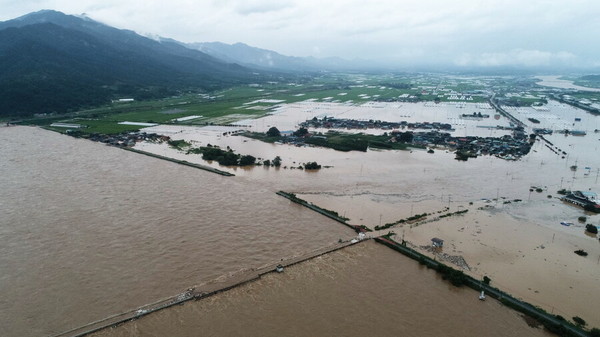 2020년 8월 8일 섬진강 범람으로 인근 지역들은 제방이 무너져 피해를 입었다(남원시 제공)