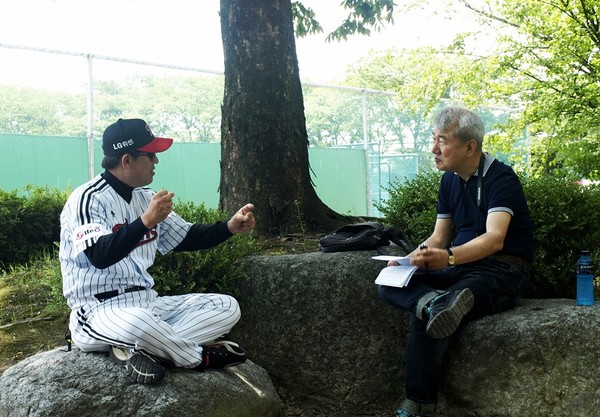 기자와 인터뷰하는 조계현 감독(2014년 6월)