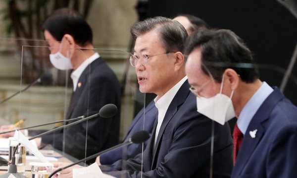 2020년 10월 13일 문재인 대통령이 청와대 영빈관에서 열린 '제2차 한국판 뉴딜 전략회의'에 참석해 발언하고 있다. 이날 회의에는 송하진 전북도지사를 포함해 전국 17개 시도지사가 참석했다.(자료사진)