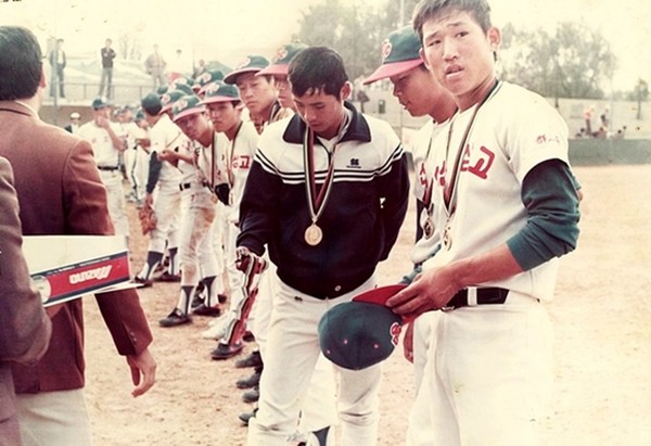 1983년 전국체육대회 고등부 야구 우승 시상식(맨 앞이 조계현)