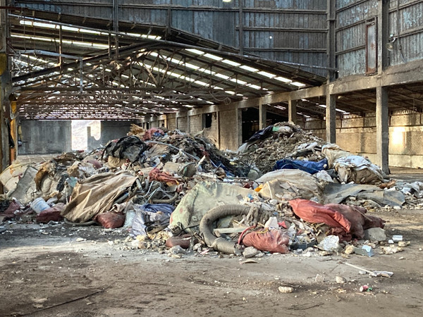 익산 장점마을 비료공장 내부에 버려진 폐기물들(익산시 제공)