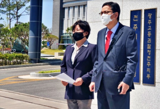 국민의힘 곽상도(오른쪽) 전 의원과 조수진(왼쪽) 의원이 2021년 5월 3일 고발인 조사를 받기 전 전주지검 앞에서 타이이스타젯 의혹과 관련해 기자회견을 열었다.