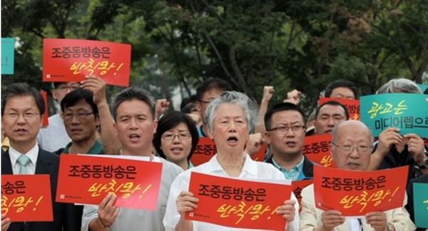 2011년 8월 29일 오전 서울 여의도 국회의사당 앞에서 언론연대를 비롯한 400여개 시민사회단체들이 전국언론노동조합의 총파업을 지지하는 기자회견을 갖고 있다.