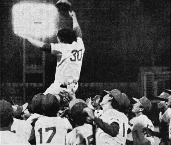 제37회 청룡기대회 우승 후 군산상고 선수들이 백기성 감독을 헹가래 치고 있다.(1982년 6월 20일 자 '조선일보')