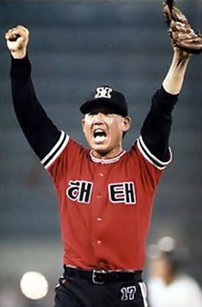 해태 타이거즈 시절 승리를 자축하는 조계현 투수(사진='기아 타이거즈' 제공)