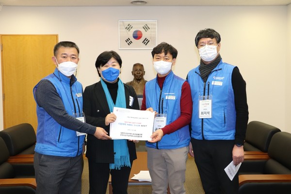 전라북도공무원노동조합연맹은 전국시·군·구공무원노동조합연맹, 전라남도공무원노동조합연맹 등과 함께 지난 20일 국회 행정안전위원회 더불어민주당 서영교 위원장( 왼쪽에서 두 번째)과 간담회를 가졌다.