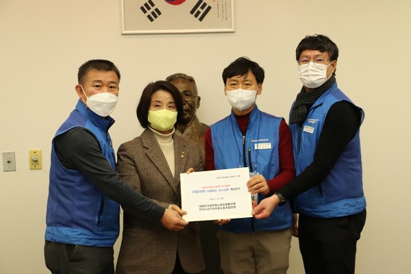 공무원노조연맹은 20일 정의당 이은주 의원(왼쪽에서 두 번째)와도 간담회를 갖고 대책을 논의했다.