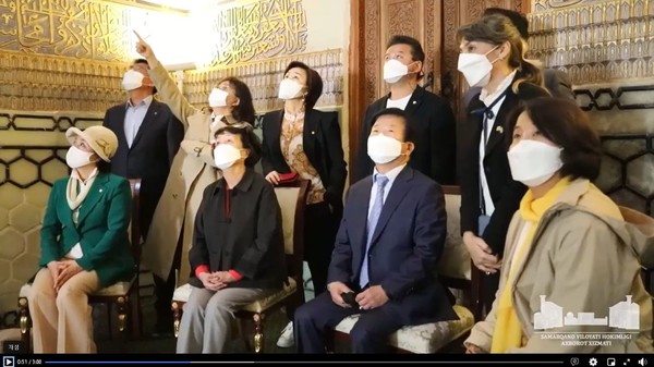 사진은 국회나 국내 웹 사진이 아니다. 해당 국가 사이트에서 찾아냈다. 2021년 4월, 7박9일간, 국가 공금 2억 4,286만원 들여서, 타지키스탄/키르기스스탄/우즈베키스탄을 갔을 때, 박병석 의장이 아내 및 일행들과 천정을 일제히 올려다 보는 모습이다. 