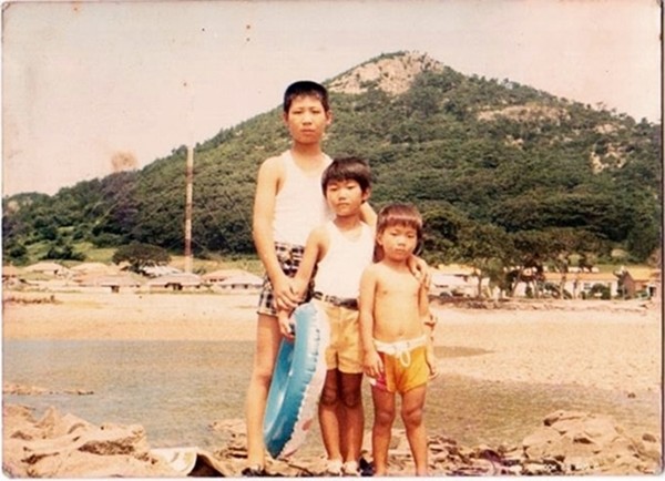 초등학교 여름방학 때 고향 야미도에서 동생들과 함께