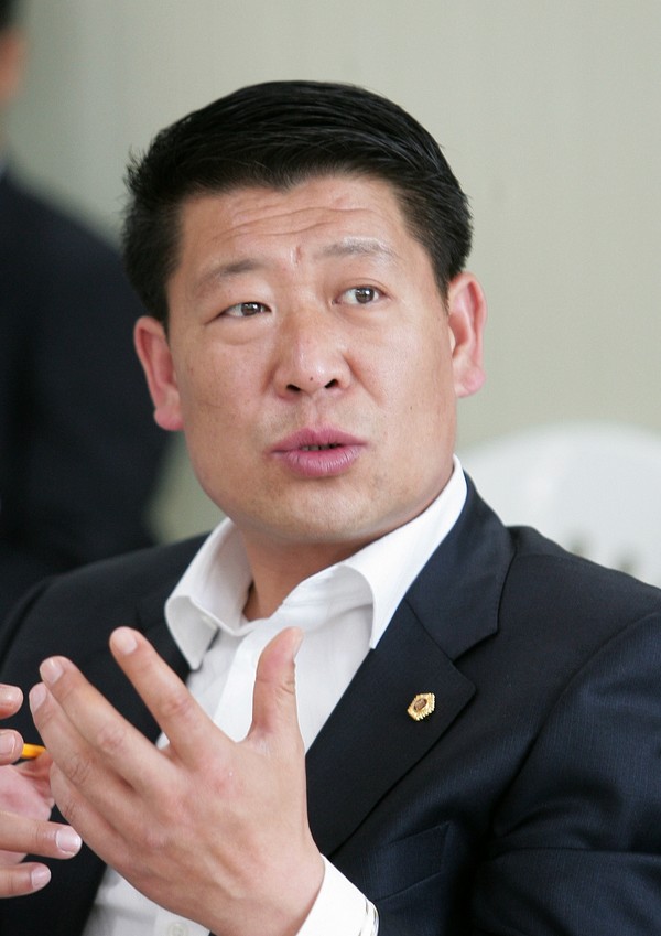 기자와 인터뷰하는 이성일 도의원