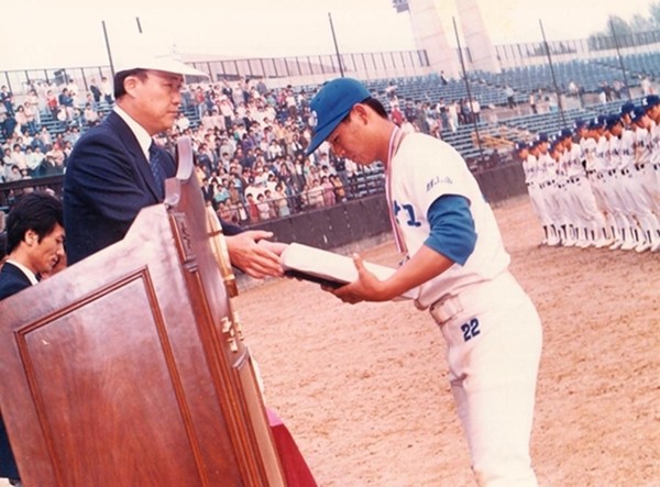 대통령배 대회에서 수훈상을 받는 이성일 포수