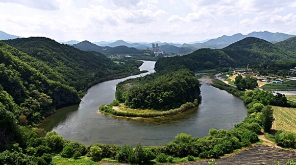 한반도 지형과 화합을 상징하는 강원도 영월군 한반도면 옹정리 선암마을 전경(자료사진)