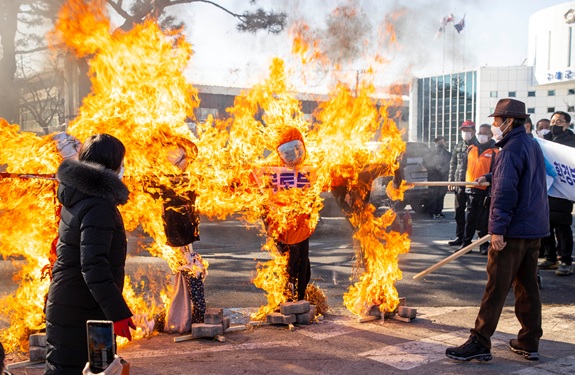 수해 피해 주민들이 지난 1월 6일 화형식을 하는 모습.(구례군 제공)