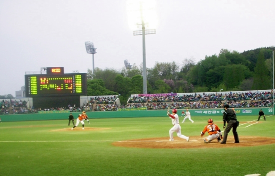 야간 경기가 열리고 있는 군산 월명야구장
