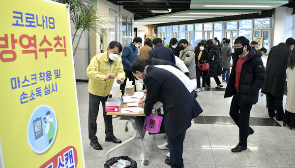 장수군은 3일 코로나19 확산을 차단하기 위해 전 공무원(직원)들을 대상으로 신속항원검사를 진행했다.(사진=장수군 제공)