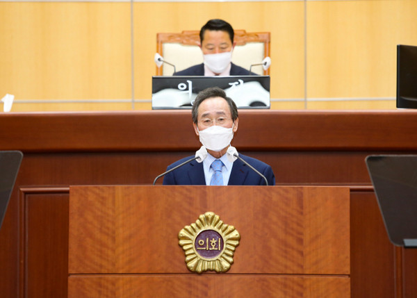 전북도의회 본회의장에서 송하진 지사가 의원들의 질문에 답하고 있는 모습.(자료사진)