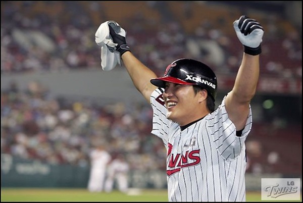 통산 1,500안타 고지에 오르고 팬들에게 답례하는 이진영 선수